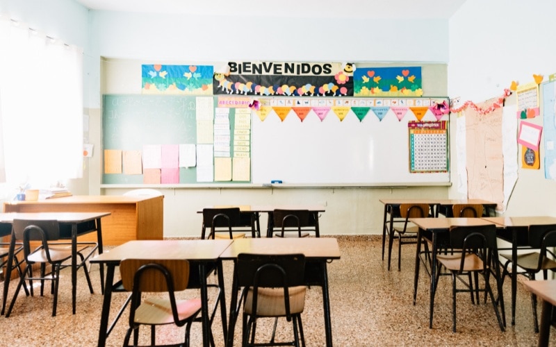 How to Teach Spanish Without a Textbook: 11 Strategies that Work