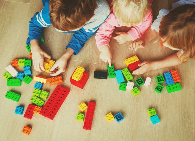 bilingual kids playing