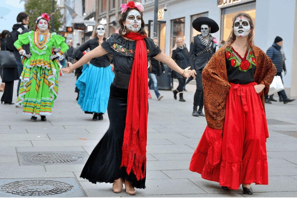 Love, Remembrance & Connection: Learn more about the Dia de los Muertos  Celebration and Meaning - Common Threads