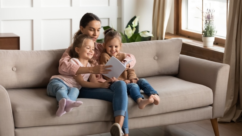 mom reads to kids in Spanish