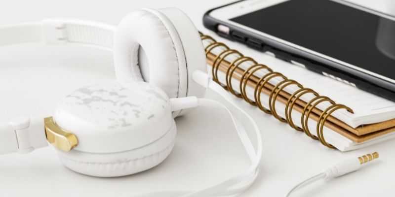 A Guide to the Best Bilingual Parenting Podcasts